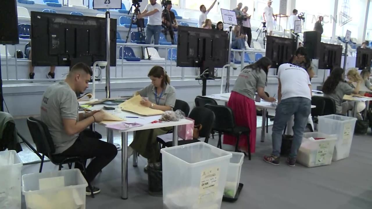 Vota të pavlefshme në favor të PS / Hapen kutitë e Gramshit dhe Peqinit, PD përplasje me KAS (VIDEO)