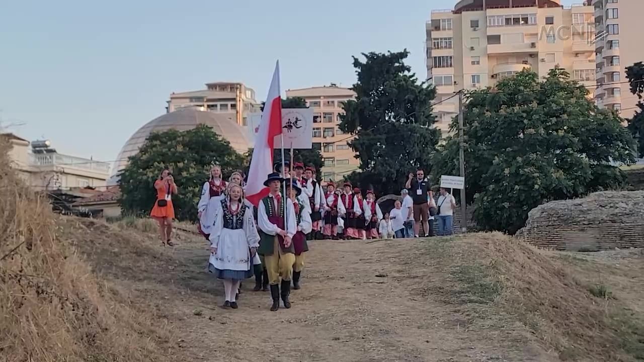 Tinguj që bashkojnë kulturat / Amfiteatri i Durrësit, një mozaik folklorik ndërkombëtar (VIDEO)
