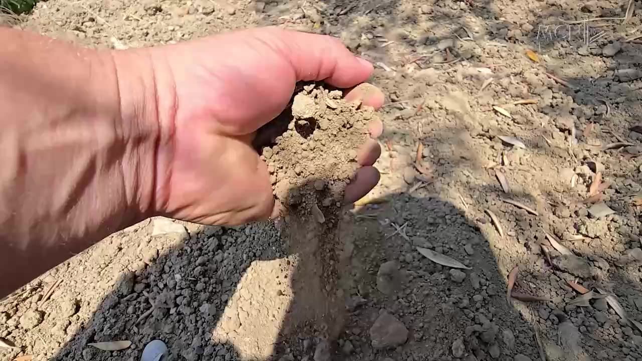 Toka e Cakranit po thahet / 700 hektarë tokë pa ujë prej 2 dekadash (VIDEO)