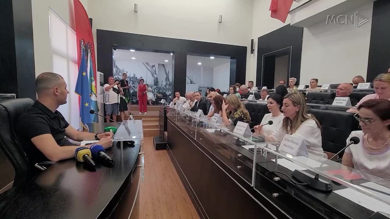 Debate në mbledhjen e Këshillit Bashkiak / Durrës, opozita: Projektet e bashkisë ngrenë dyshime (VIDEO)