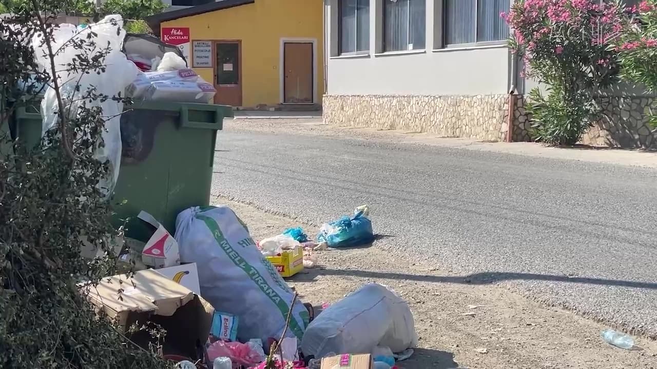 Mbetjet pushtojnë rrugët / Elbasan, paralajmërohen gjoba për subjektet (VIDEO)