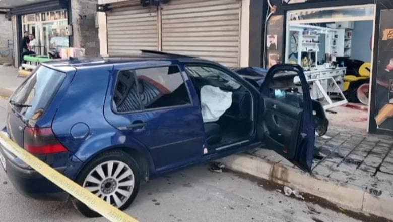 Makina del nga rruga dhe përplaset me një dyqan në Shkodër, plagosen katër persona