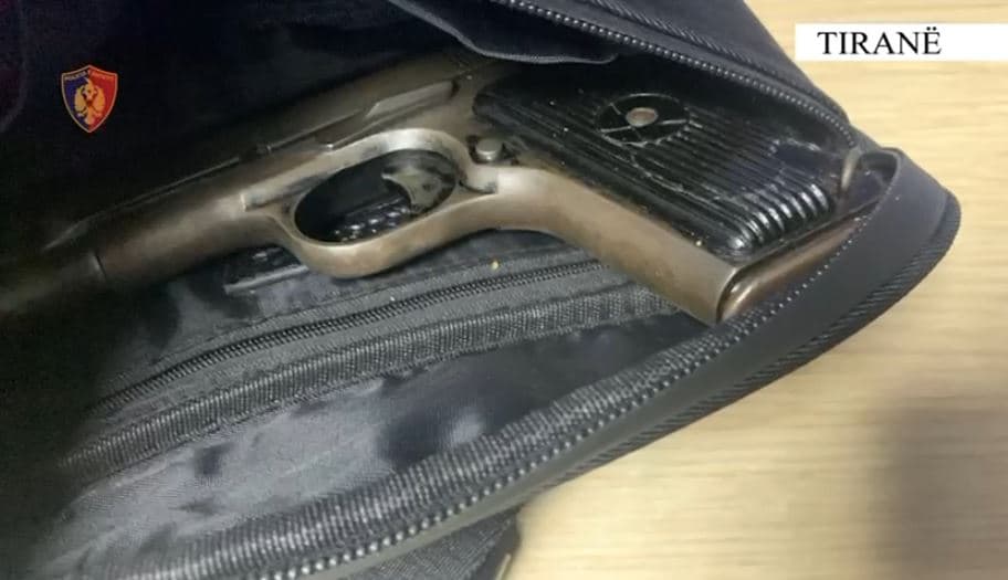 Lëvizte me taksi me armë me vete, arrestohet i riu në Tiranë