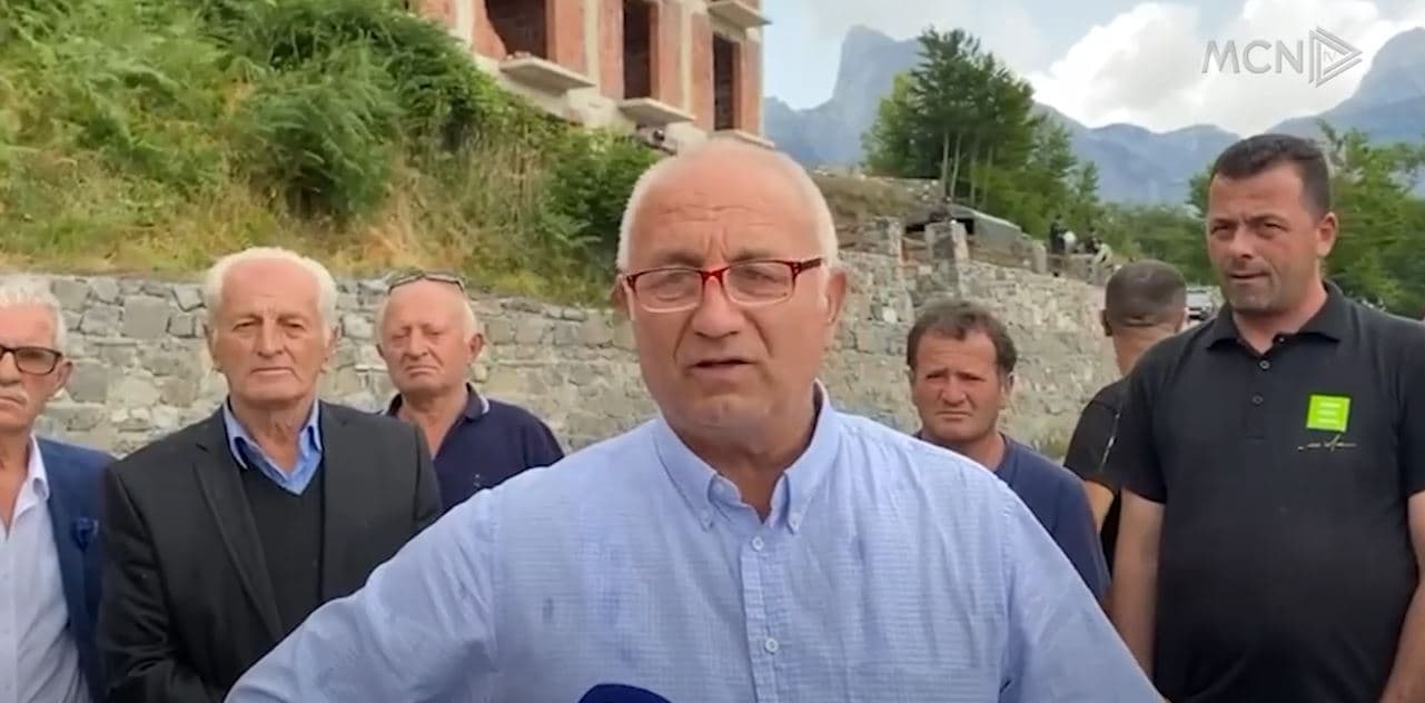 Shembet ndërtesa e fundit në Theth/ Qytetarët e Mirditës shkojnë në Dukagjin në mbështetje të banorëve (VIDEO)