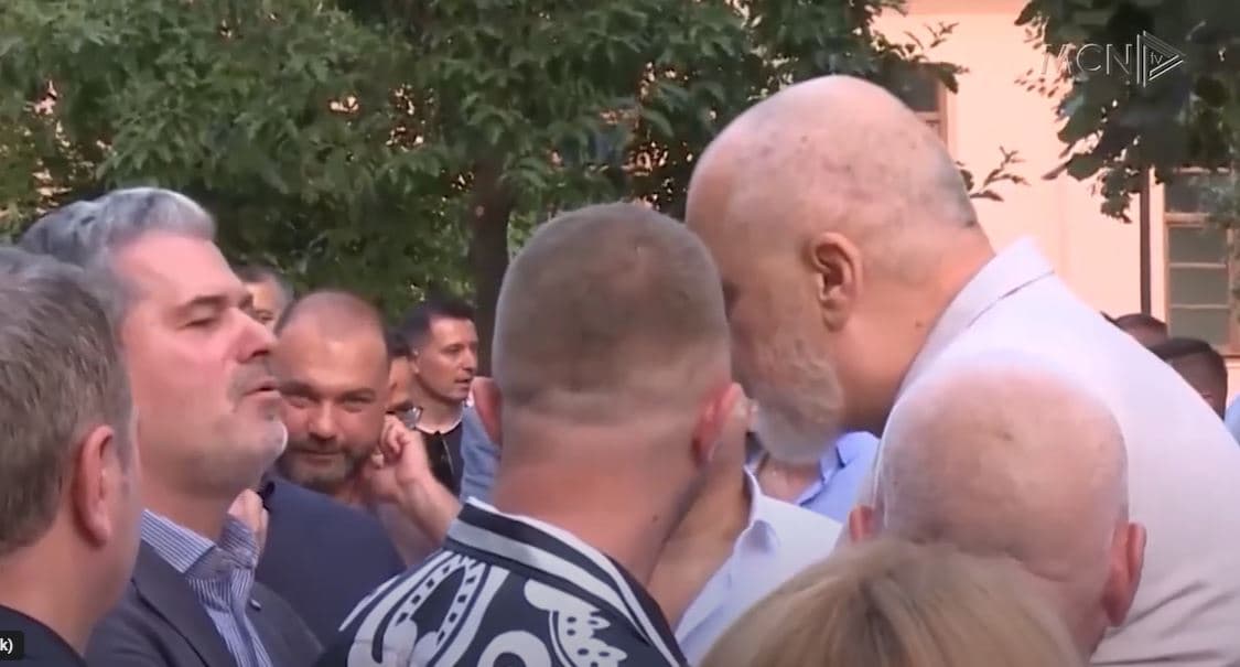 Vlorë, nis lirimi i hapësirave/ Dredha: Ndërgjegjësim për një qytet të pastër (VIDEO)