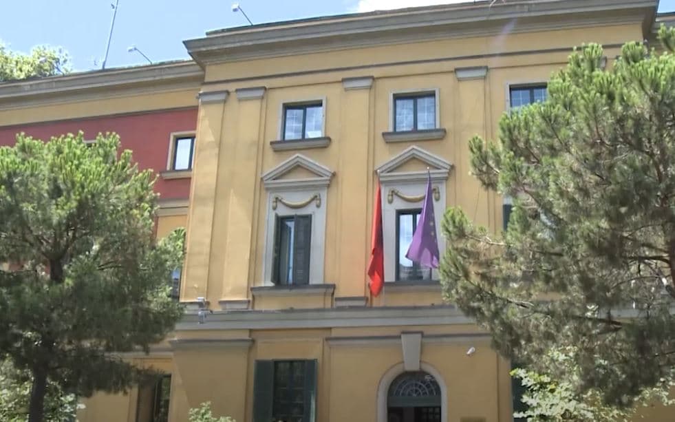 Në nivele rekord borxhi publik/ Qeveria e raporton ulje në raport me PBB (VIDEO)