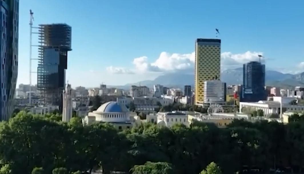 “Kush i financon kullat?”/ Emisioni i “Rai3”, Xama: Vetëm 20% vjen nga bankat (VIDEO)
