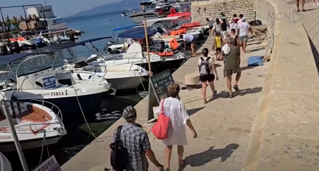 Saranda, turizëm dhe rrëmujë/ Qytetarët: S’ka administrim, problem parkimi dhe tezgat (VIDEO)