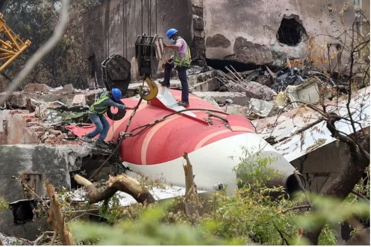 WSJ: Motorët e avionit të Air India u fikën