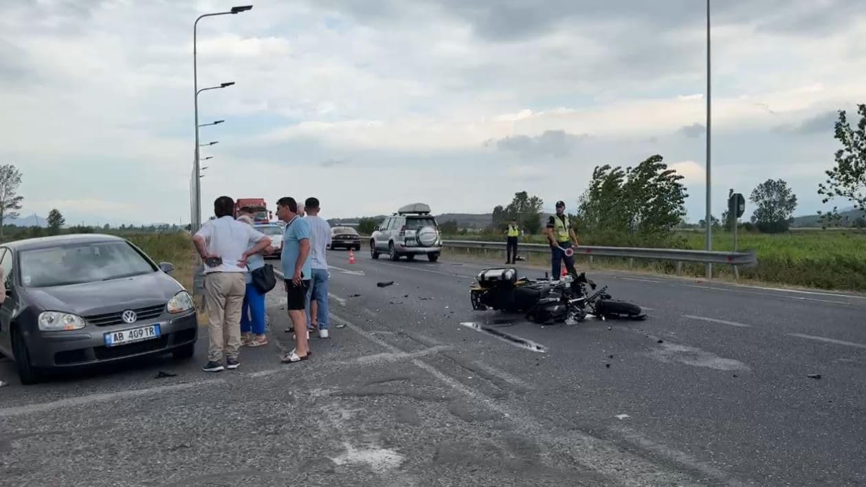 Makina përplaset me motorin në Lezhë-Shkodër, humb jetën turisti i huaj