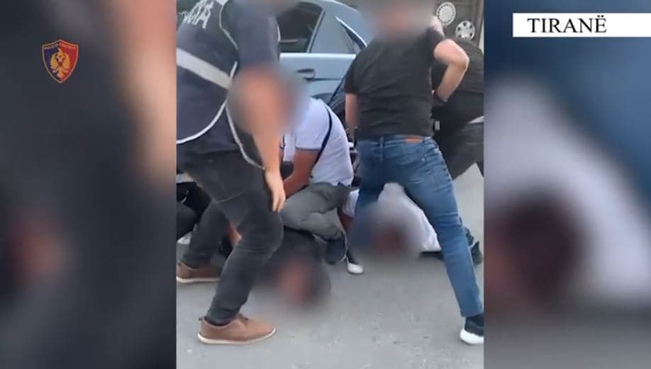 Lëviznin me armë në makinë, “Fokusi” vë në pranga dy persona në Tiranë 