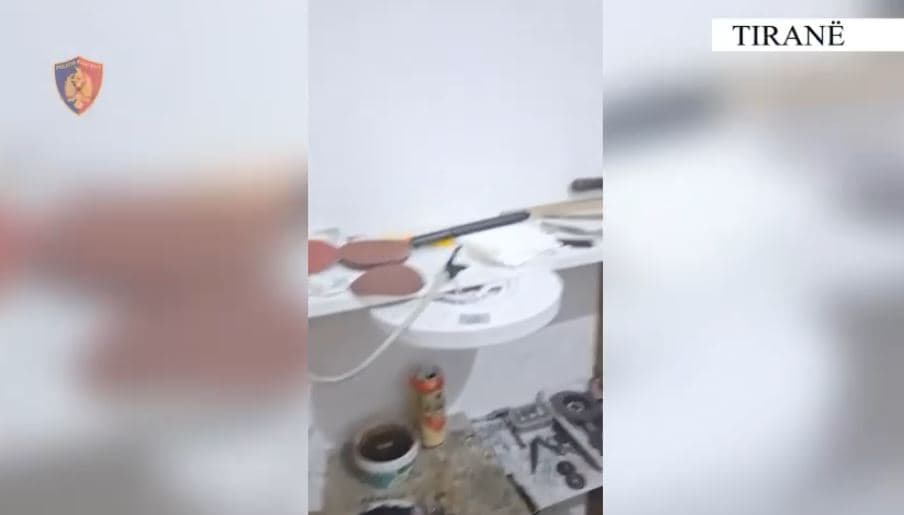 Lëvizte me armë gati për qitje, i zbulohet dhe punishtja ku prodhonte silenciator/ Arrestohet i riu në Kombinat
