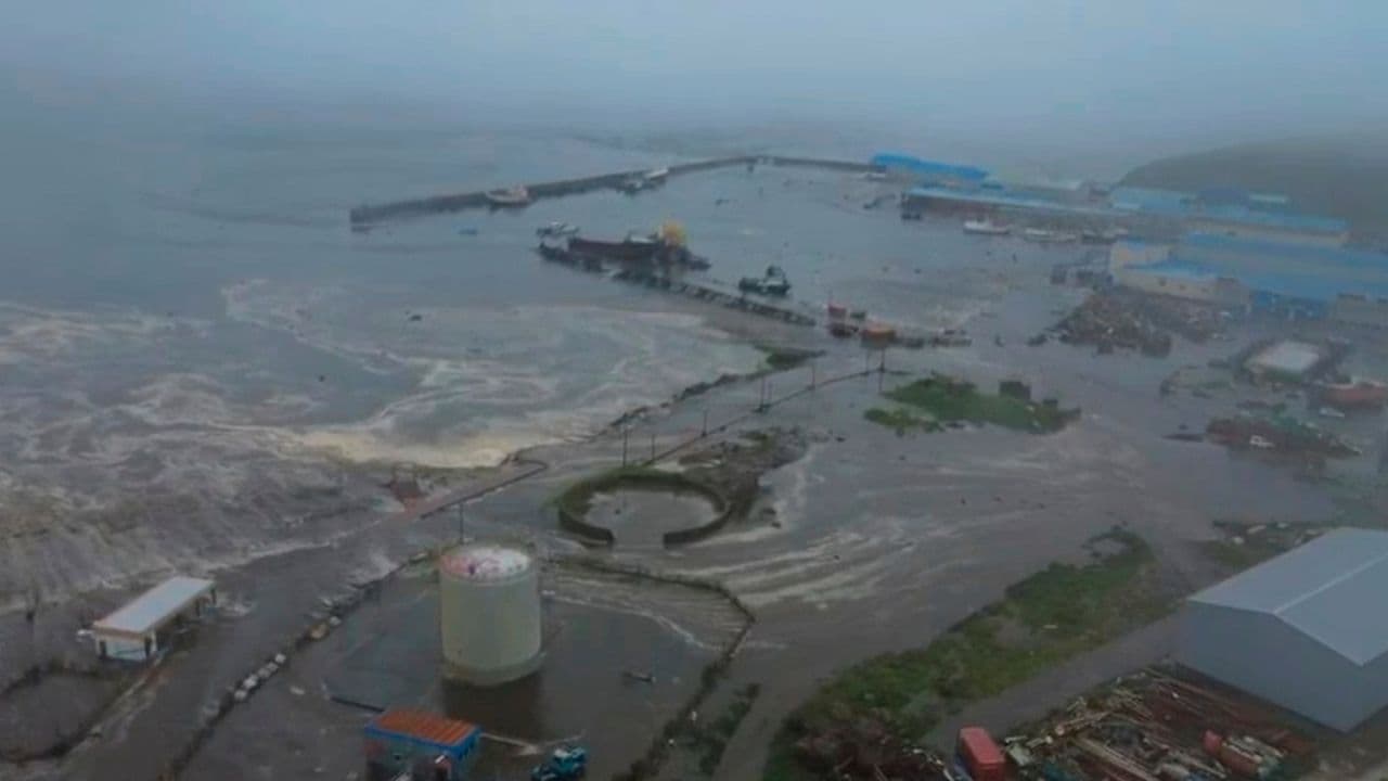 Tërmeti i fuqishëm në Kamchatka u shoqërua me 36 pasgoditje, valë cunami disa metra të larta (VIDEO)