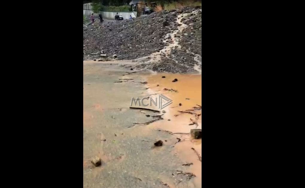   Shiu i dendur shkakton rrëshqitje inertesh në aksin Gramsh–Korçë/ Qarkullimi ndërpritet për rreth 6 orë (VIDEO)