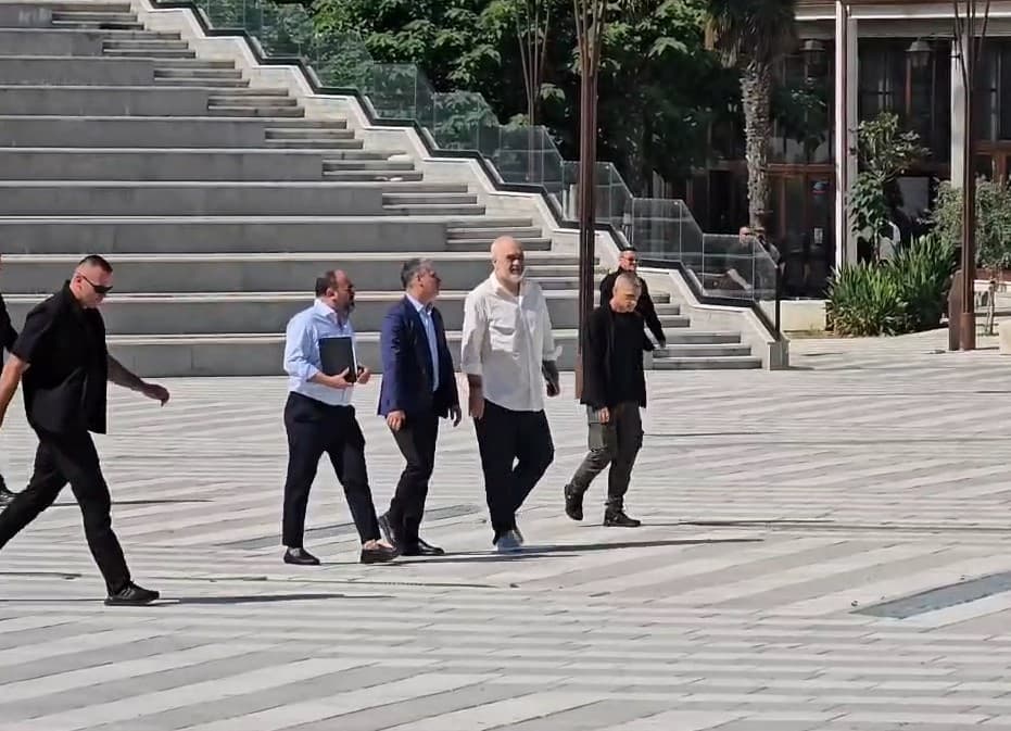 Kush janë 21 drejtorët në Vlorë që dhanë dorëheqjen (Emrat)