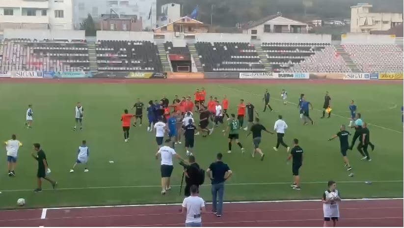Tensione në fundin e miqësores mes AF Elbasanit dhe Pogradecit në ‘Elbasan Arena’ 