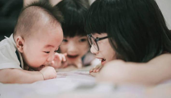 Për çdo fëmijë nën 3 vjeç, Kina u ofron prindërve nga 1500 dollarë për të shtuar lindjet