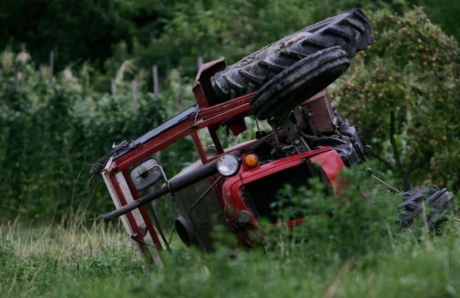 Mjeti bujqësor del nga rruga, humb jetën një person në Bulqizë