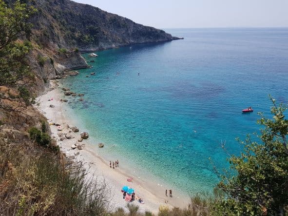 Turistja holandeze rrëzohet duke zbritur shkëmbin me litar në Himarë, humb jetën, plagoset dhe një tjetër