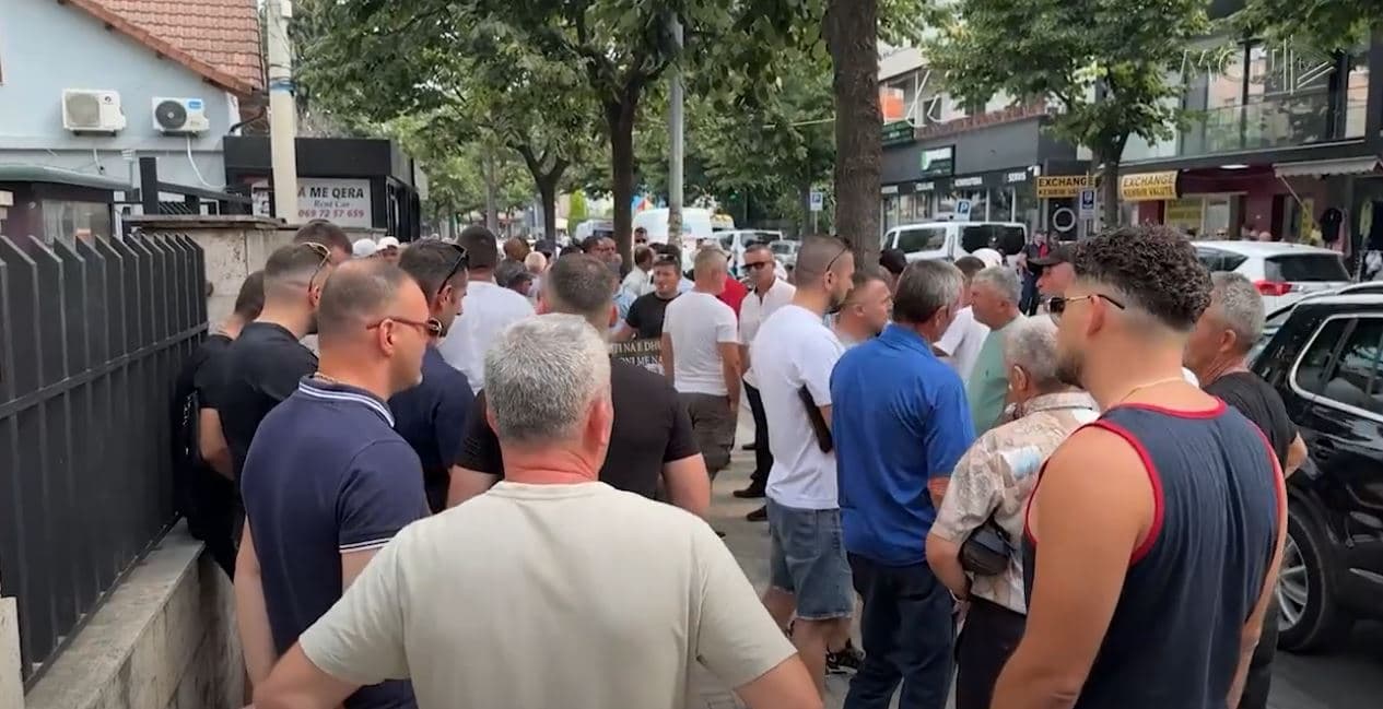 Banorët e Kaçinarit protestë para prokurorisë, Logu: Koncesioni me shkelje, hetim me përparësi (VIDEO)