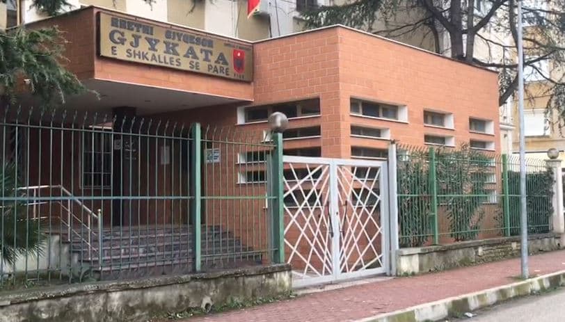 Vranë 56-vjeçarin, Gjykata e Fierit lë në burg tre të akuzuarit