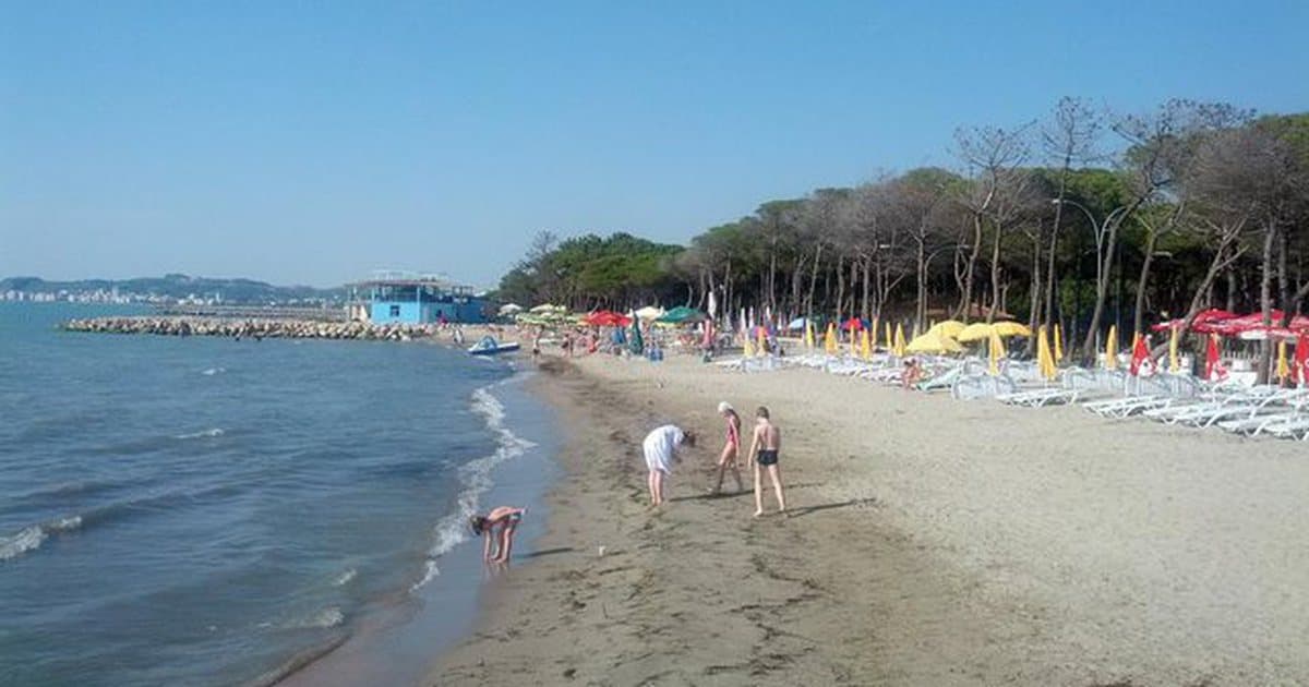 Futet të lahet në det, mbytet turistja çeke në Qerret