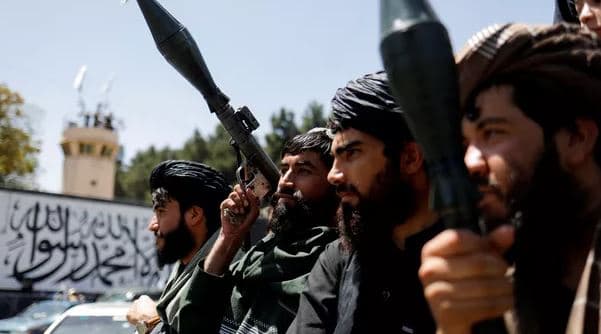 Ushtria pakistaneze vret 30 talebanë në kufirin afgan