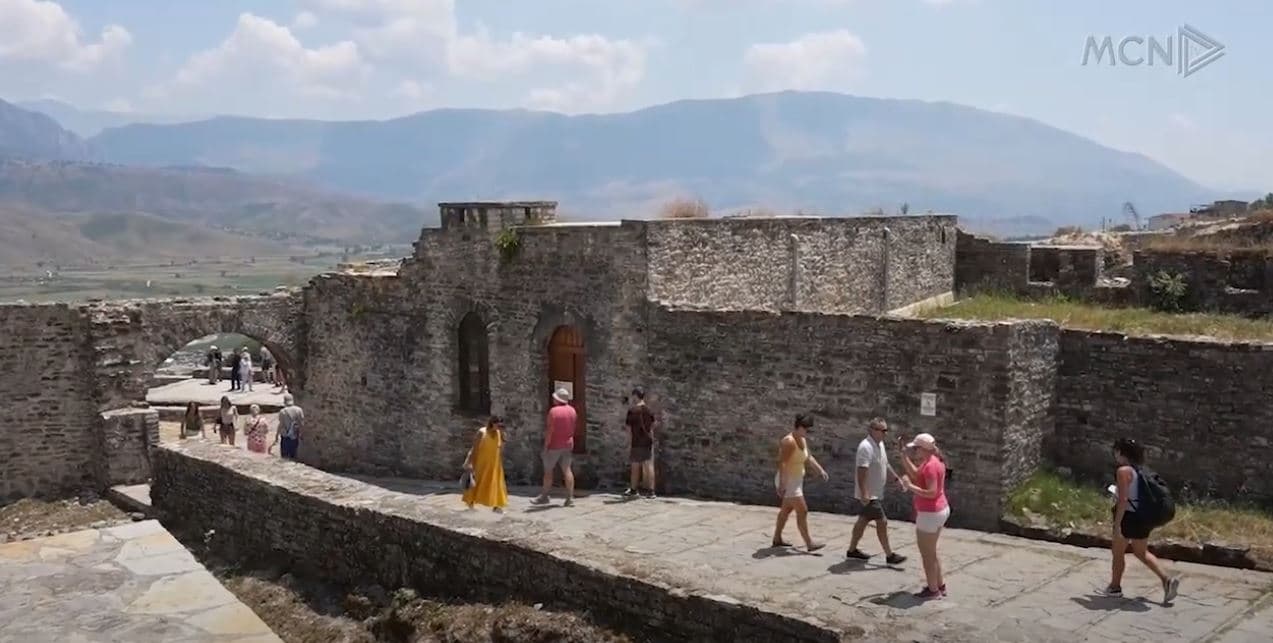 Gjirokastra, destinacioni i shkurtër i të huajve/ Rritet numri i vizitorëve në qytetin e gurtë (VIDEO)