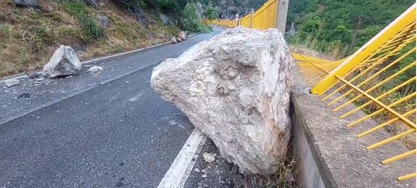   Rrëshqitje gurësh në hyrje të tunelit të Shkopetit, probleme qarkullimi në aksin Burrel-Milot (VIDEO)