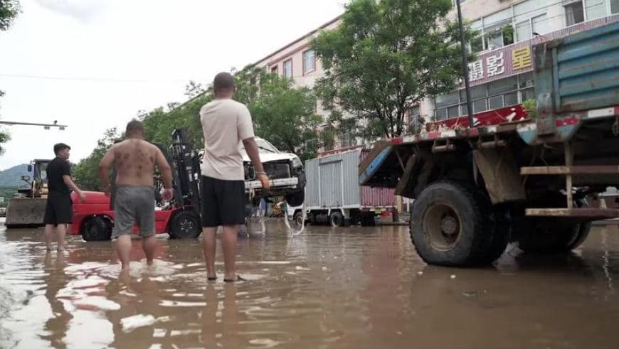 Moti i keq godet Pekinin, dhjetëra të vdekur dhe mijëra të evakuuar