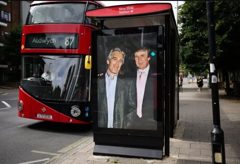 Fotografia e Trump me Epstein vendoset pranë Ambasadës Amerikane në Londër/ Qytetarët protestojnë kundër vizitës së Presidentit 