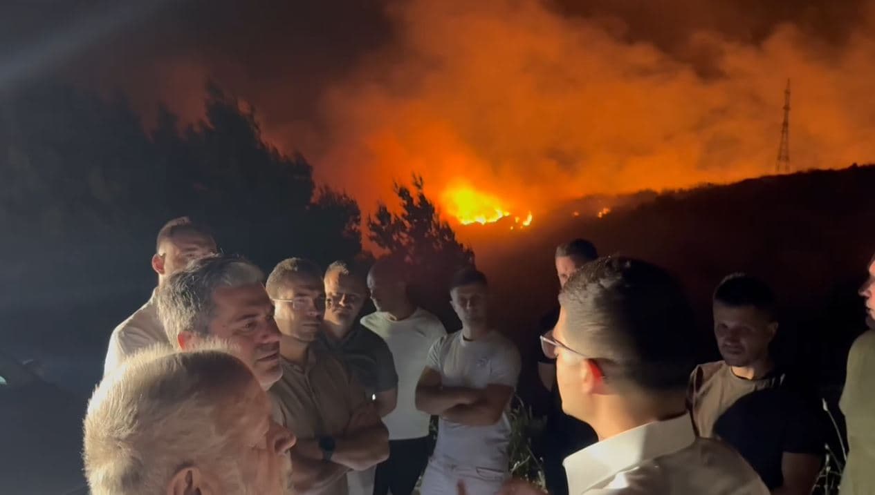 Vijon përhapja e zjarrit në malin e Shashicës