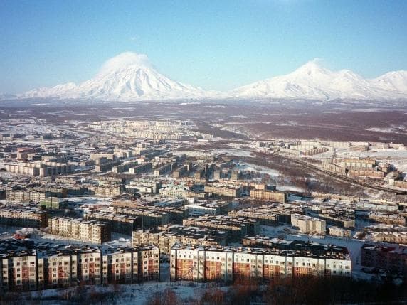 30 vullkane aktive dhe një peizazh me mjegull dhe akull/ Kamçatka, një nga zonat më sizmike në botë