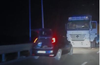 Aksidentohet pranë Kavajës kamioni i firmës “Salillari” (VIDEO)