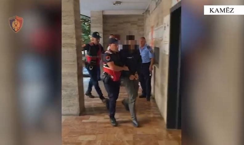 Përndoqi ish-të dashurën në rrjetet sociale dhe i la dy fishekë në oborrin e banesës/ Arrestohet 34-vjeçari në Tiranë