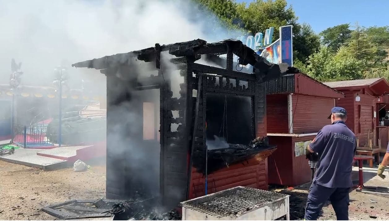   Digjet një kioskë shërbimesh në Pogradec (VIDEO)