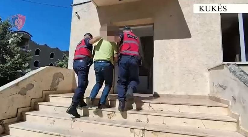 U kap me kallashnikov dhe municion luftarak në banesë, në pranga 53-vjeçari