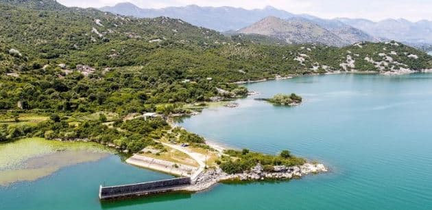 Futet për të shpëtuar dy turistë, mbytet në liqenin e Shkodrës kapiteni i një anijeje turistike