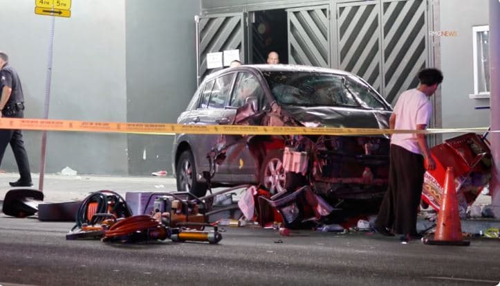 Makina merr përpara turmën e njerëzve në Los Angeles, mbi 25 të plagosur