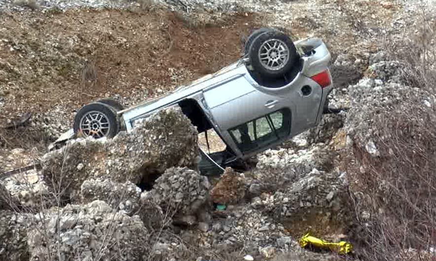 Makina del nga rruga në Qafë Buall-Bulqizë, dy të vdekur dhe një i plagosur
