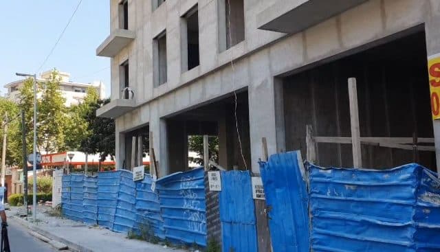 Humbi jetën pasi u rrëzua në vendin e punës/ Policia shpall në kërkim administratorin e firmës në Berat