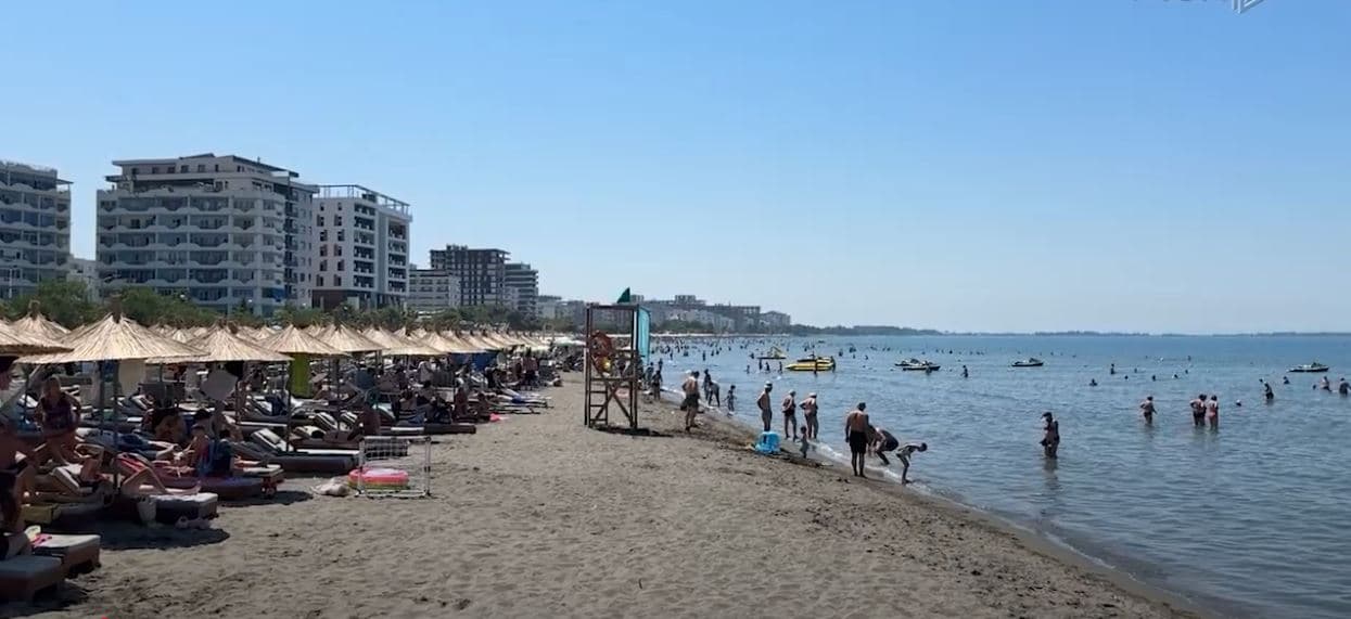 Plazhet pa vrojtues. Mungojnë rojet bregdetare në Durrës dhe Shëngjin