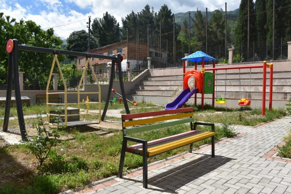 Aksidentohet fëmija 2-vjeç te kompleksi i pushimit në Shëngjin, përfundon në spital