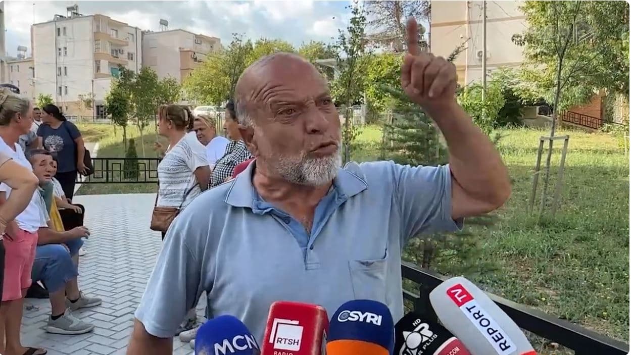 Protesta e tregtarëve në Laç. Bashkia liron hapësirat publike, nuk jep afat për tregun e ri
