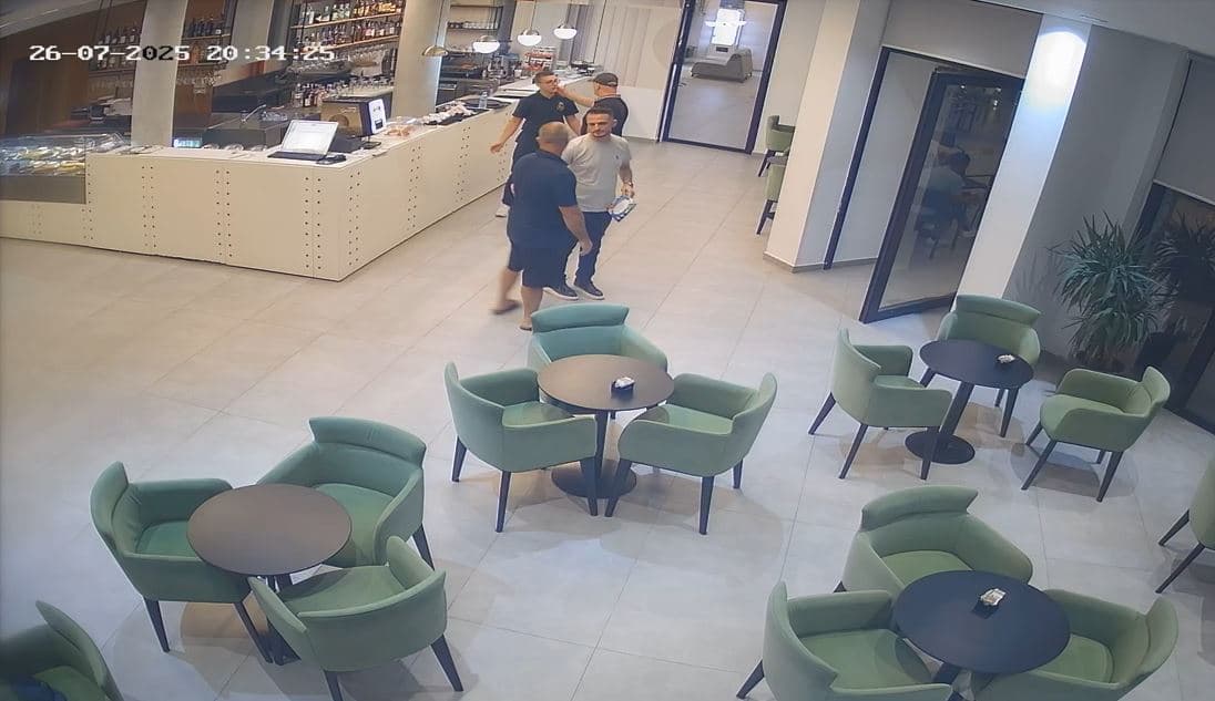       Kamarieri dhunohet në Vlorë nga efektivi i policisë dhe një person me precedent penal (VIDEO)