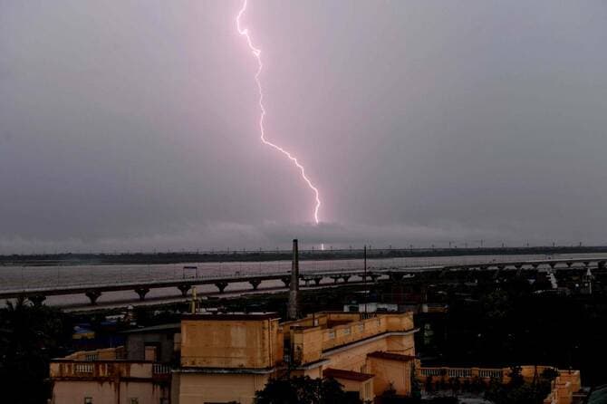 Indi, 33 persona humbin jetën nga rrufeja