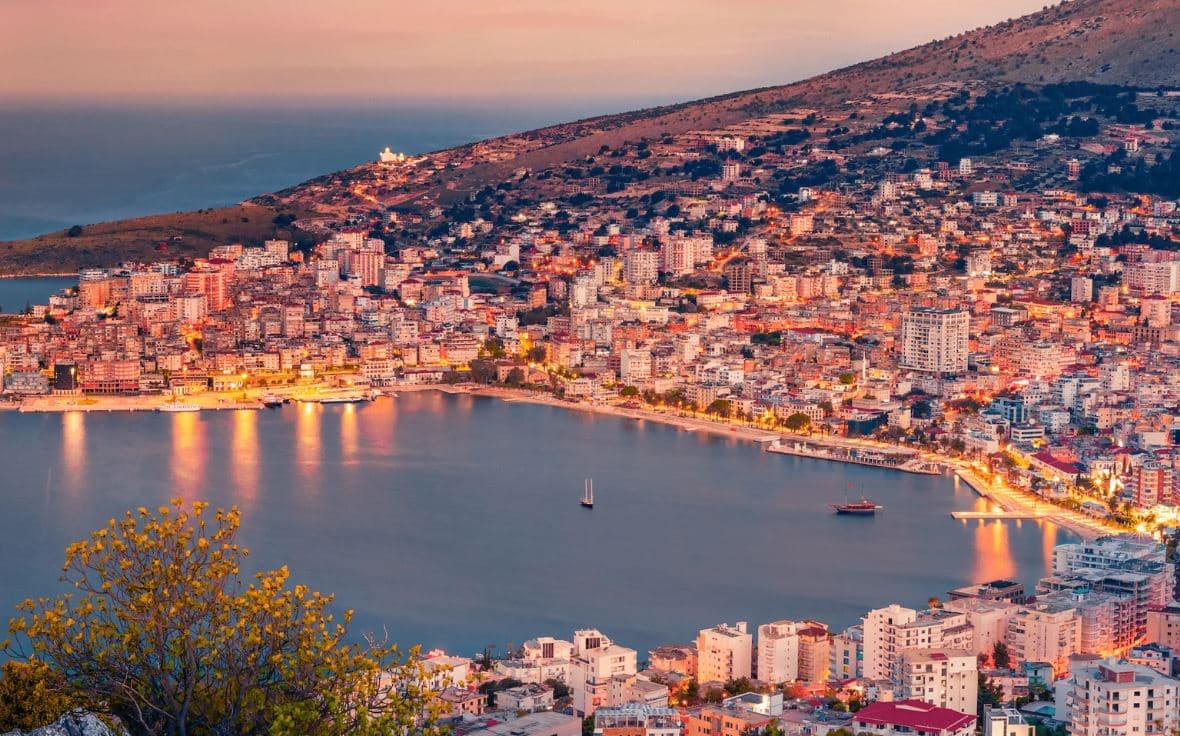 Futet për t’u larë në det, zhduket turisti i huaj në Sarandë/ Nisin kërkimet