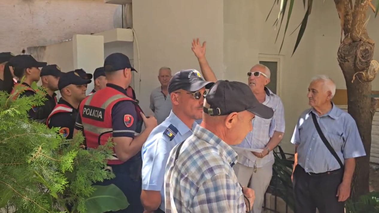 “Panelet diellore”/ Tensione në mbledhjen e Këshillit Bashkiak Sarandë, banorët e Nivicës nuk lejohen të marrin pjesë