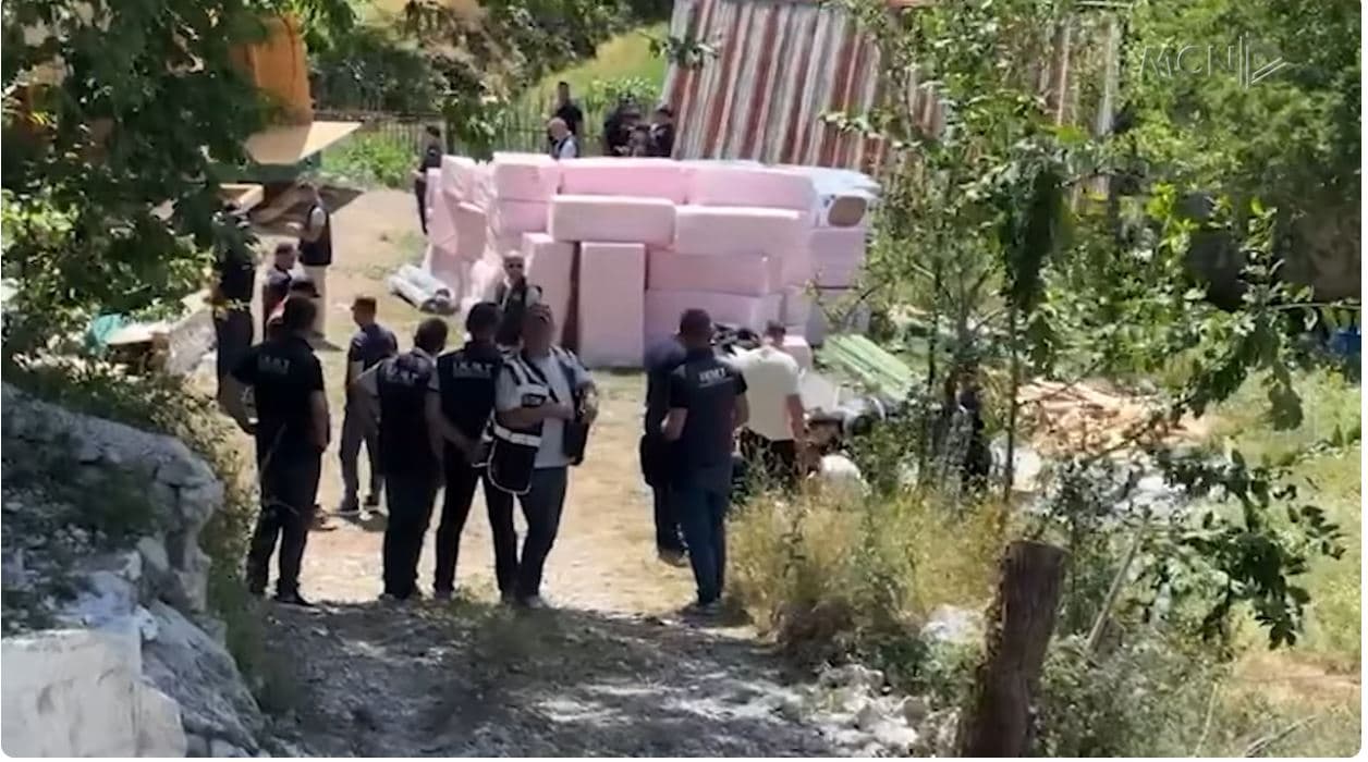Theth, banorët përplasen me policinë. Rezistencë kundër prishjes së bujtinave