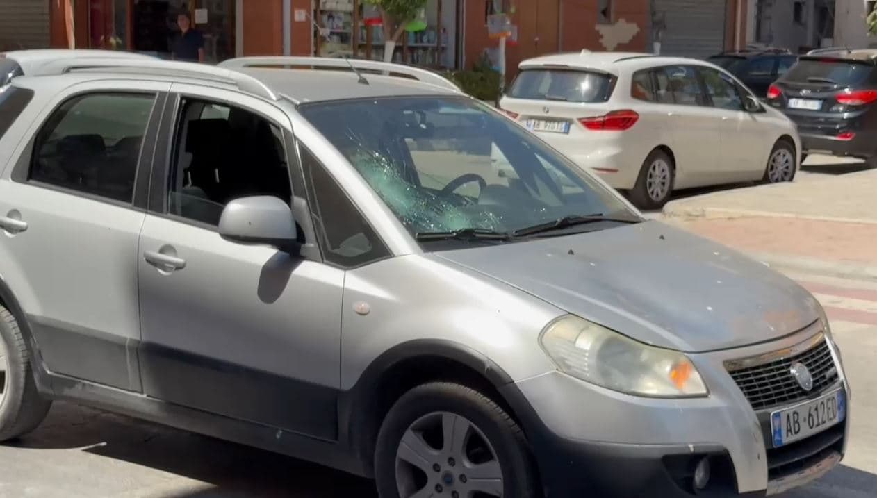   Këmbësori përplaset nga makina në vijat e bardha në Fier, dërgohet me urgjencë në spital (VIDEO)